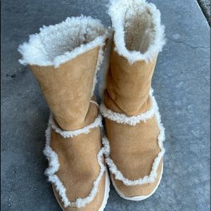 Coach winter fur sneaker boots size 8 in tan/ivory